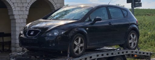 Czarny SEAT Leon na lawecie w Ciechanowie