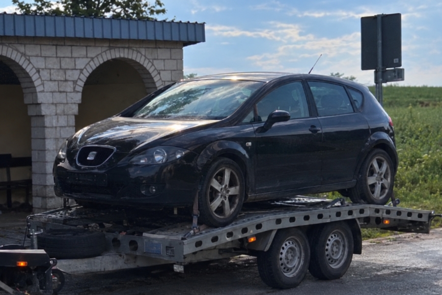 Czarny SEAT Leon na lawecie w Ciechanowie